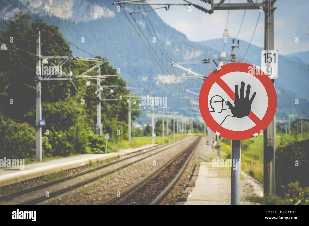 Un segnale di avvertimento in corrispondenza di una stazione ferroviaria nelle Alpi in Austria Foto Stock