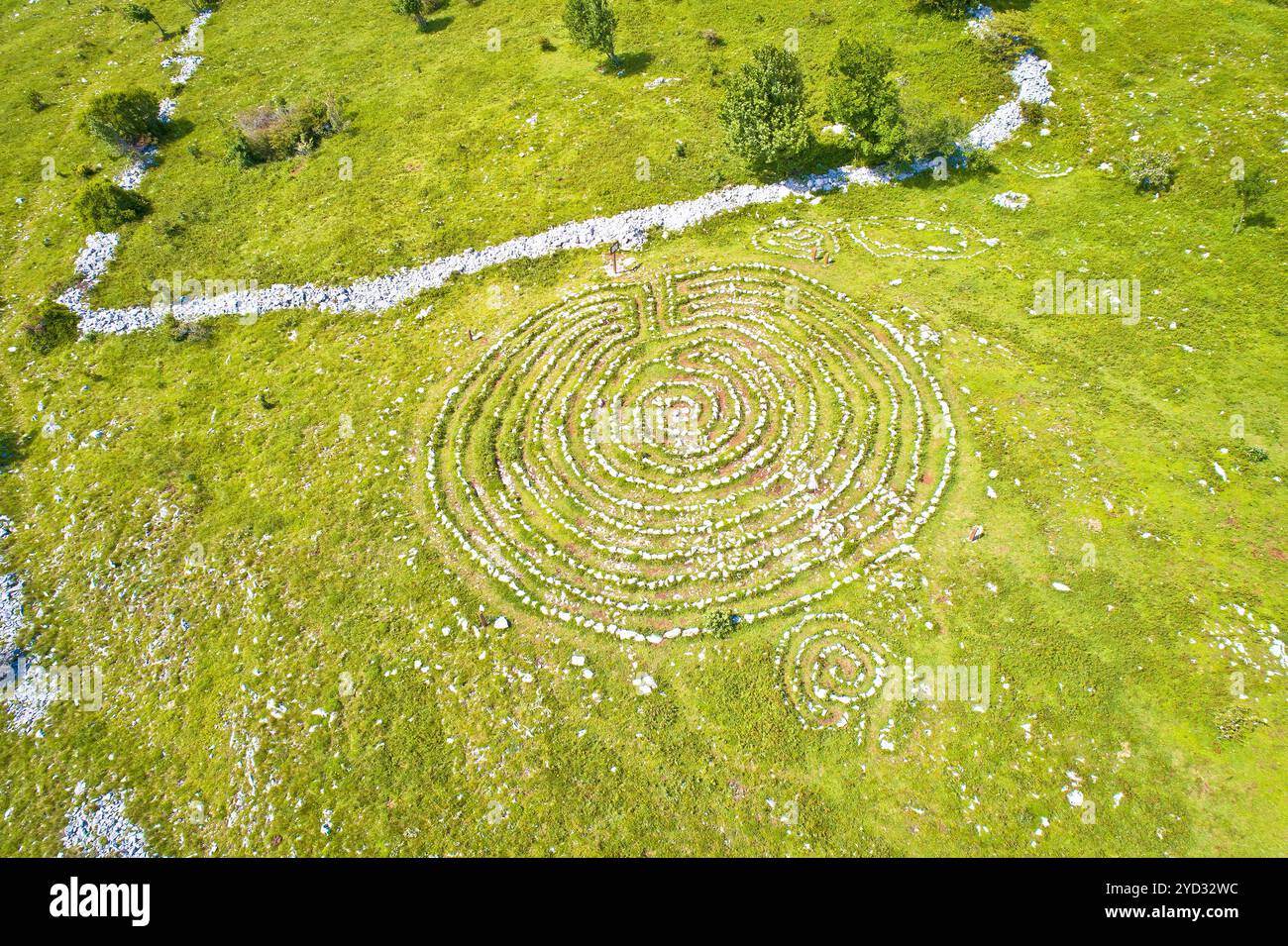 Labirinti celestiali in pietra che si estendono in alto sulle montagne sopra Novi Vinodolski Foto Stock