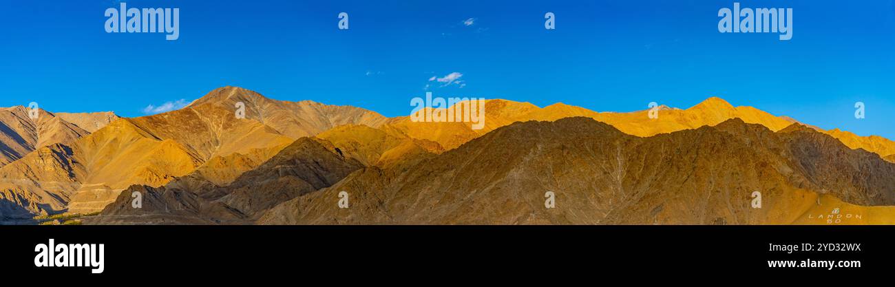 Vista panoramica della città di Leh con il maestoso paesaggio delle montagne himalayane - Ladakh, India Foto Stock