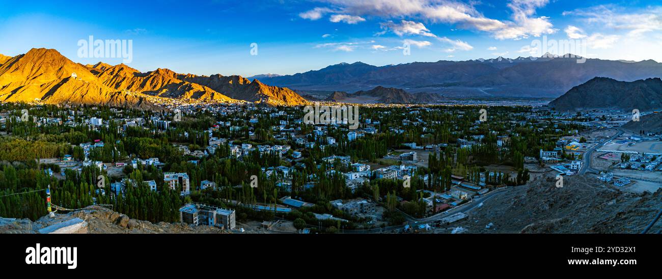 Vista panoramica della città di Leh con il maestoso paesaggio delle montagne himalayane - Ladakh, India Foto Stock