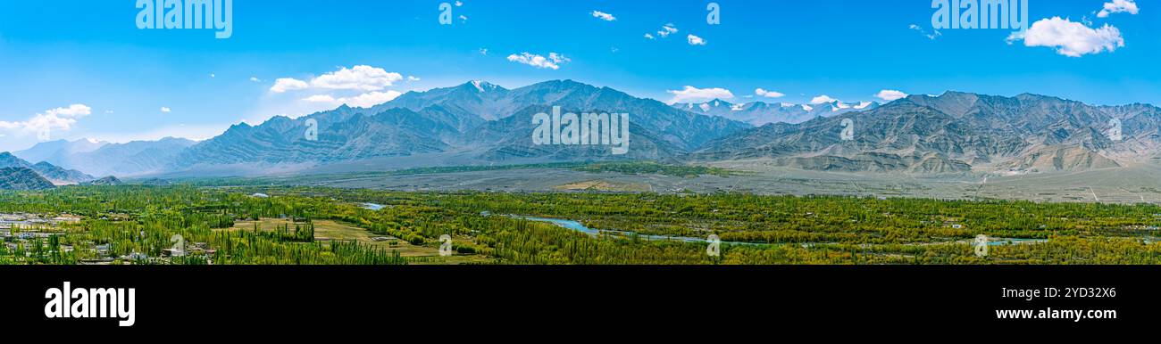 Vista panoramica della città di Leh con il maestoso paesaggio delle montagne himalayane - Ladakh, India Foto Stock