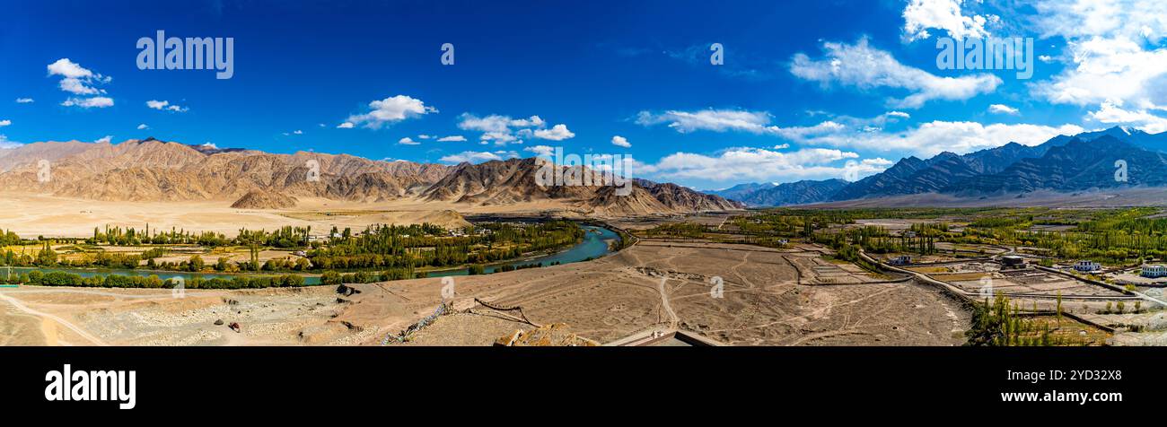 Vista panoramica della città di Leh con il maestoso paesaggio delle montagne himalayane - Ladakh, India Foto Stock