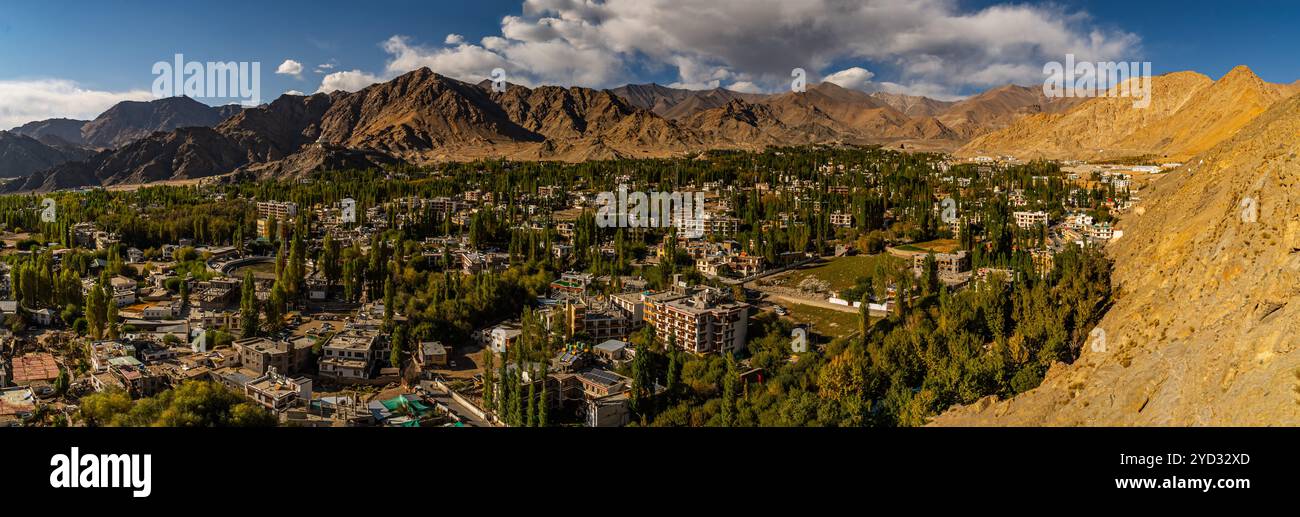 Vista panoramica della città di Leh con il maestoso paesaggio delle montagne himalayane - Ladakh, India Foto Stock