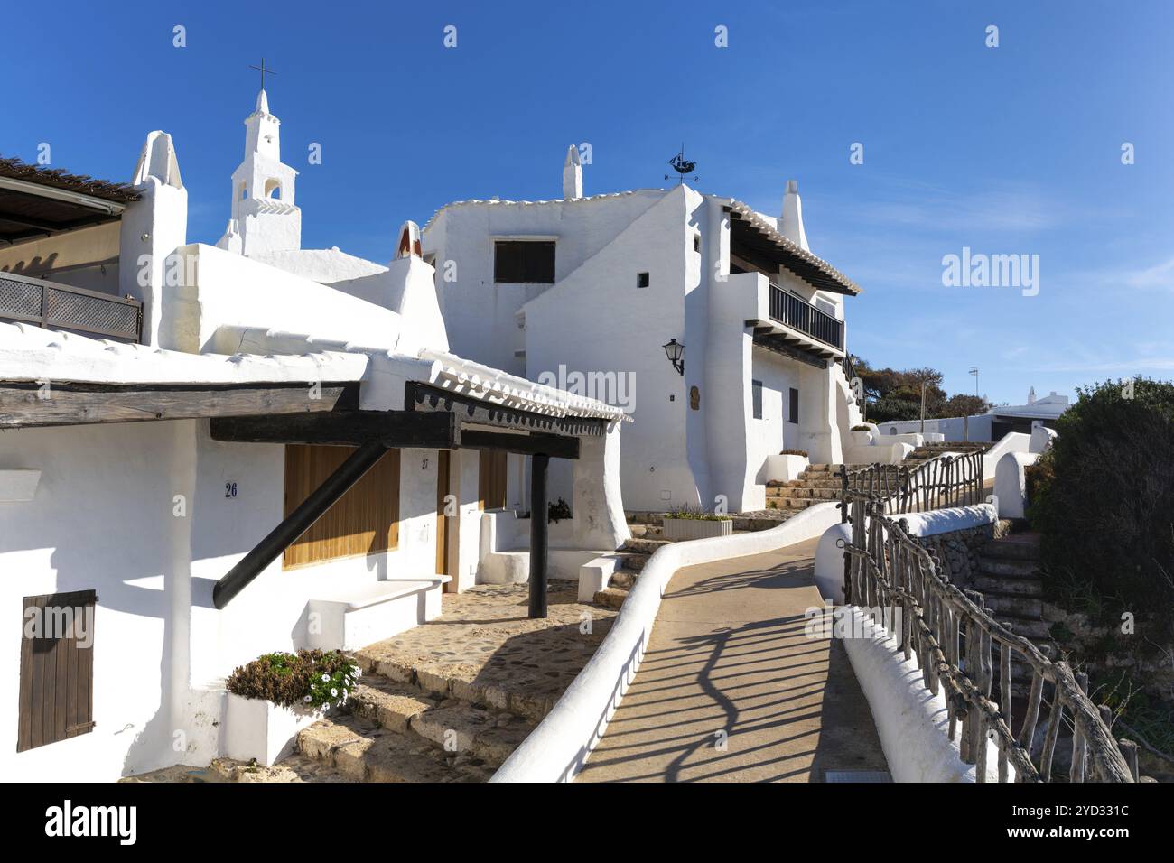 Binibeca Vell, Spagna, 24 gennaio 2024: Tipici edifici imbiancati nel pittoresco villaggio di Binibeca Vell a Minorca, Europa Foto Stock