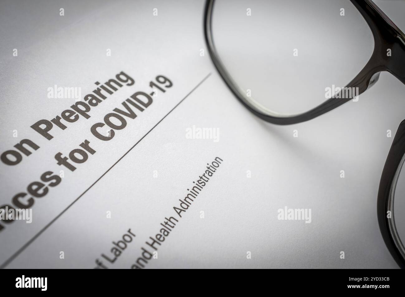 Dettaglio di un documento governativo linee guida dettagliate per la Pandemia del Coronavirus (COVID-19) Foto Stock