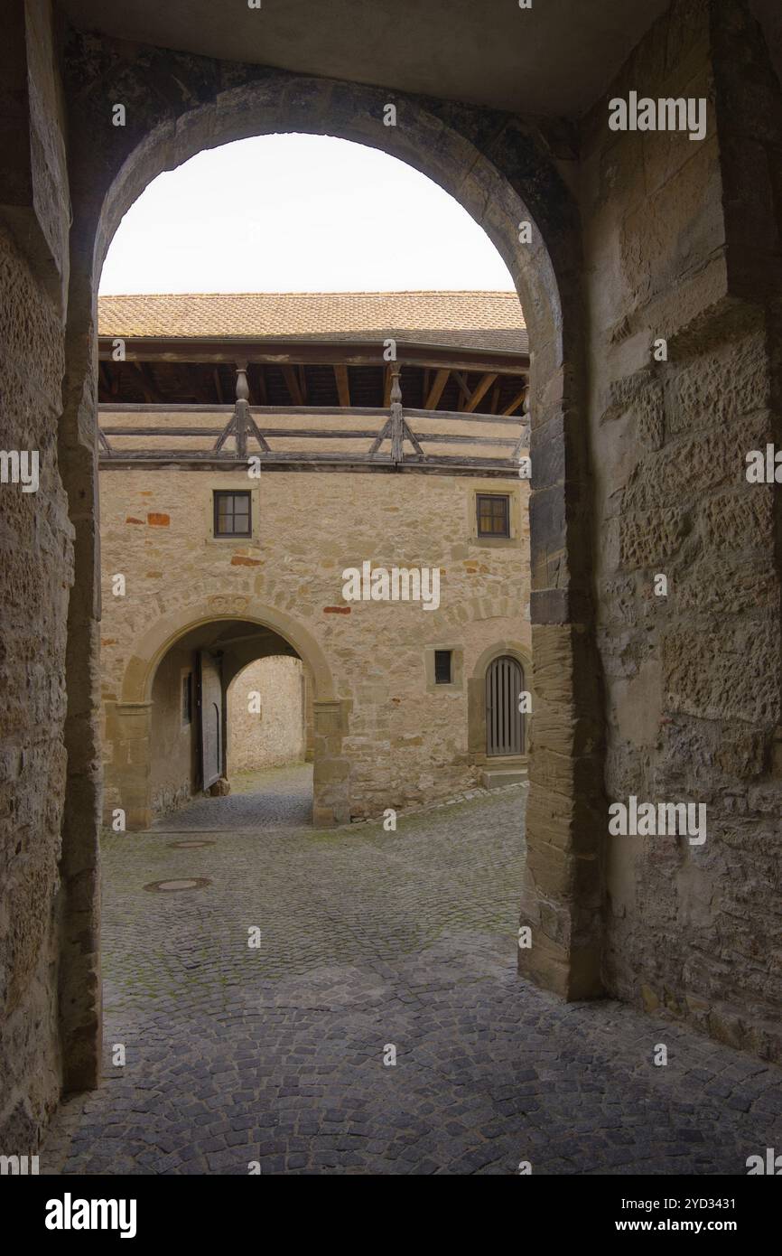 Vista delle merlature del castello di Comburg, del monastero benedettino, della via di San Giacomo, della valle di Kocher, di Kocher, di Schwaebisch Hall, di Hohenlohe, Heilbronn-Frank Foto Stock