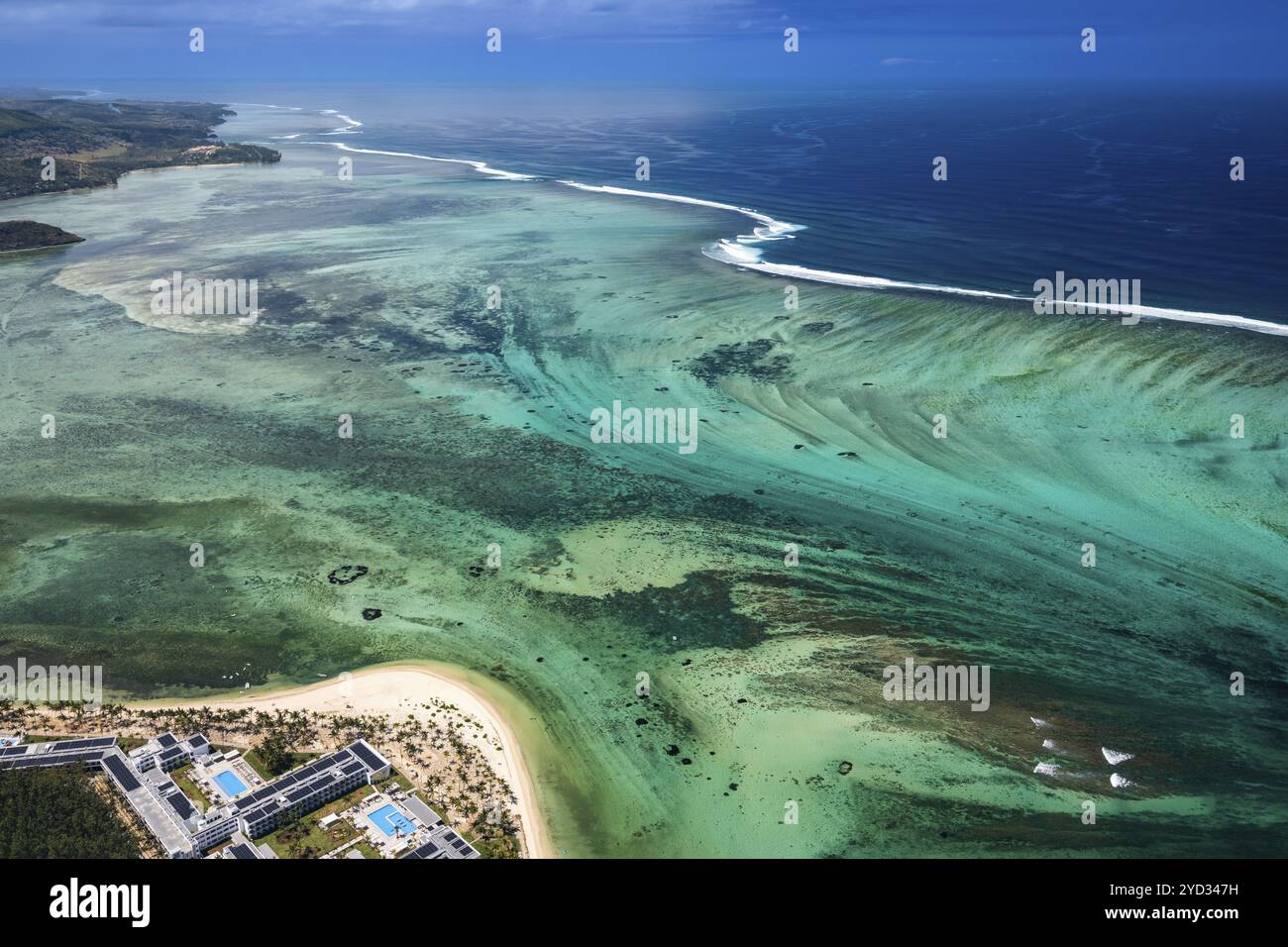 Cascata subacquea, illusione ottica, fenomeno naturale, vista aerea, barriera corallina, barriera corallina, barriera corallina, le Morne Brabant, costa meridionale, Oceano Indiano Foto Stock