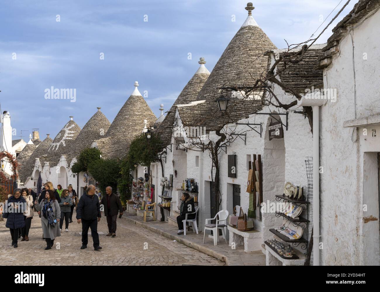 Alberobello, Italia, 2 dicembre 2023: Tanti turisti che si godono una giornata nel Rione Monti di Alberobello, Europa Foto Stock