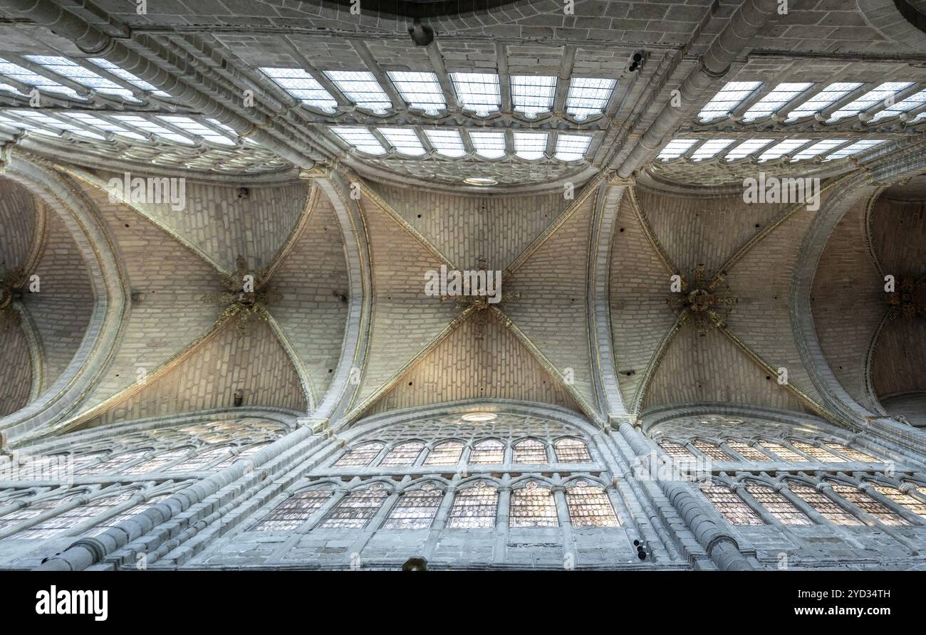 Avila, Spagna, 8 aprile 2024: Veduta delle tre cupole del soffitto della navata centrale della Cattedrale di Avila, Europa Foto Stock