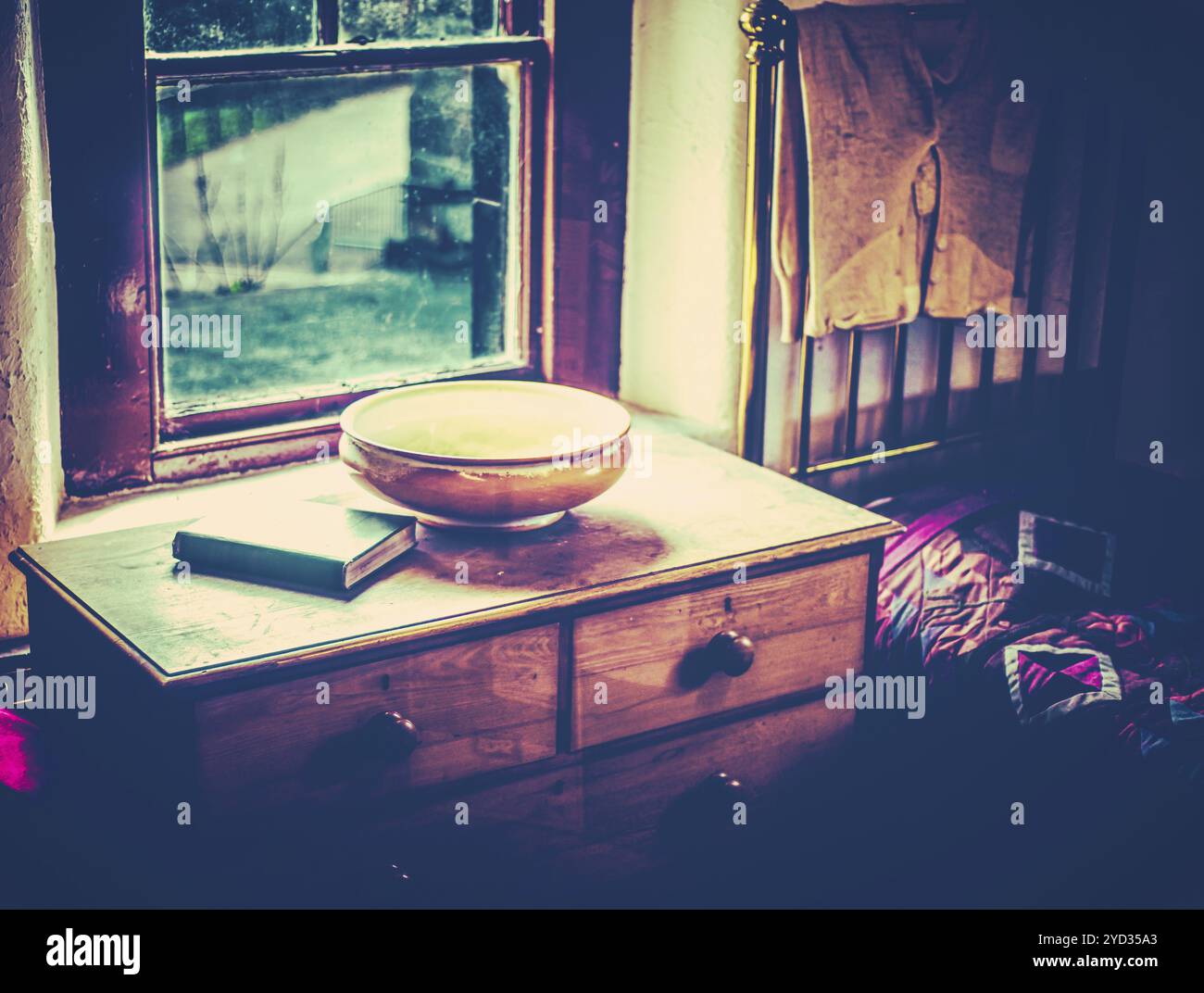 In vecchio stile del XIX secolo Scena di camera da letto con un lungo Johns, lavabo e la Bibbia Foto Stock