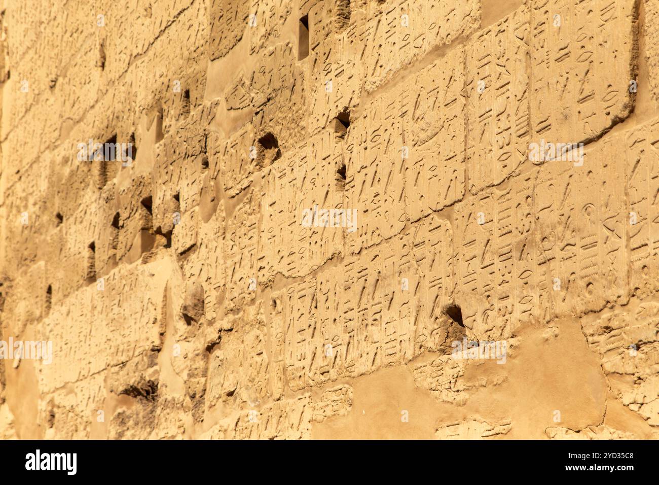 Luxor, Egitto; 16 gennaio 2024: Esplora la bellezza delle antiche mura di Karnak, dove ancora persistono gli echi dei faraoni e degli dei. Foto Stock