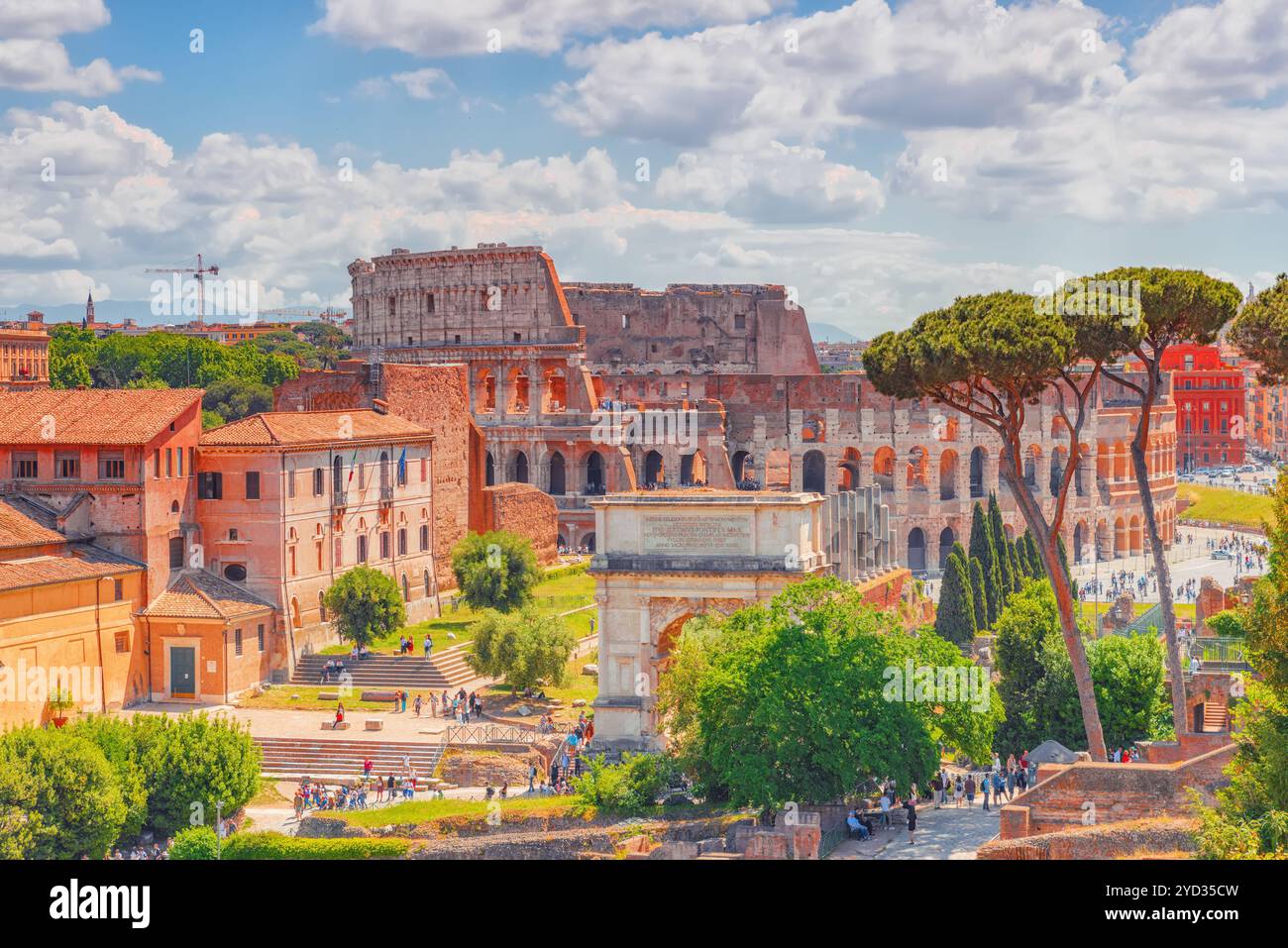 Bellissimo paesaggio del Colosseo a Roma- una delle meraviglie del mondo alla mattina il tempo. Vista dal Foro Romano. Foto Stock