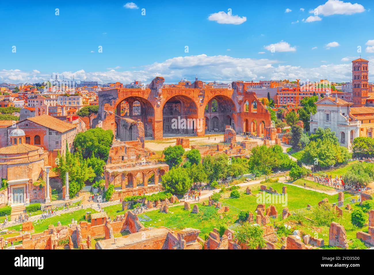 Vista del Foro Romano dal colle del Palatino - una panoramica generale di tutto il Foro Romano con tutti i suoi luoghi di interesse. L'Italia. Foto Stock