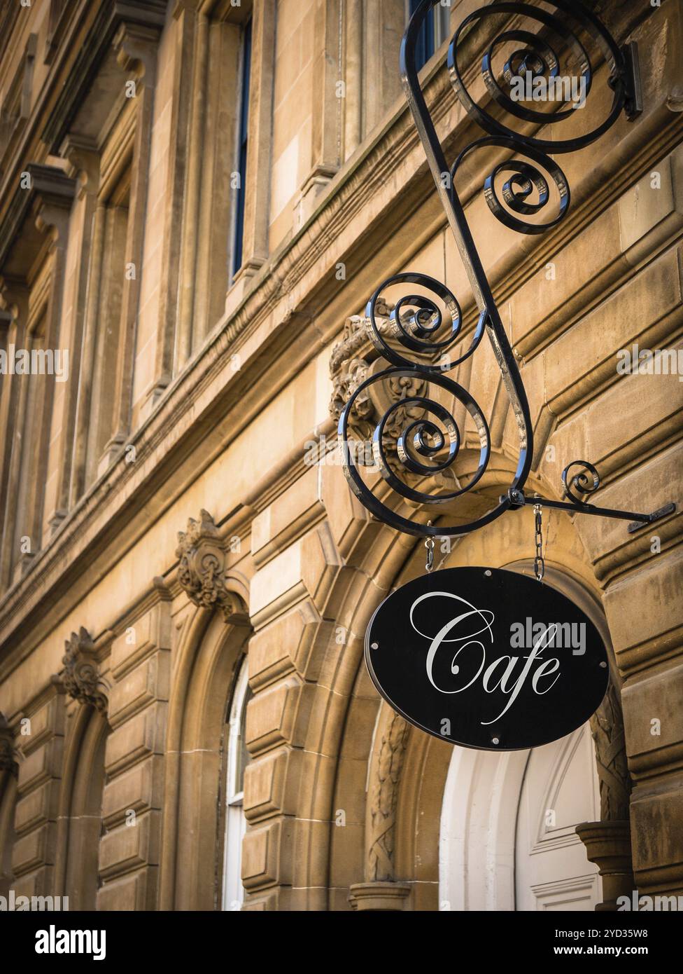 Ornati in segno per un esclusivo Cafe in una città europea Foto Stock