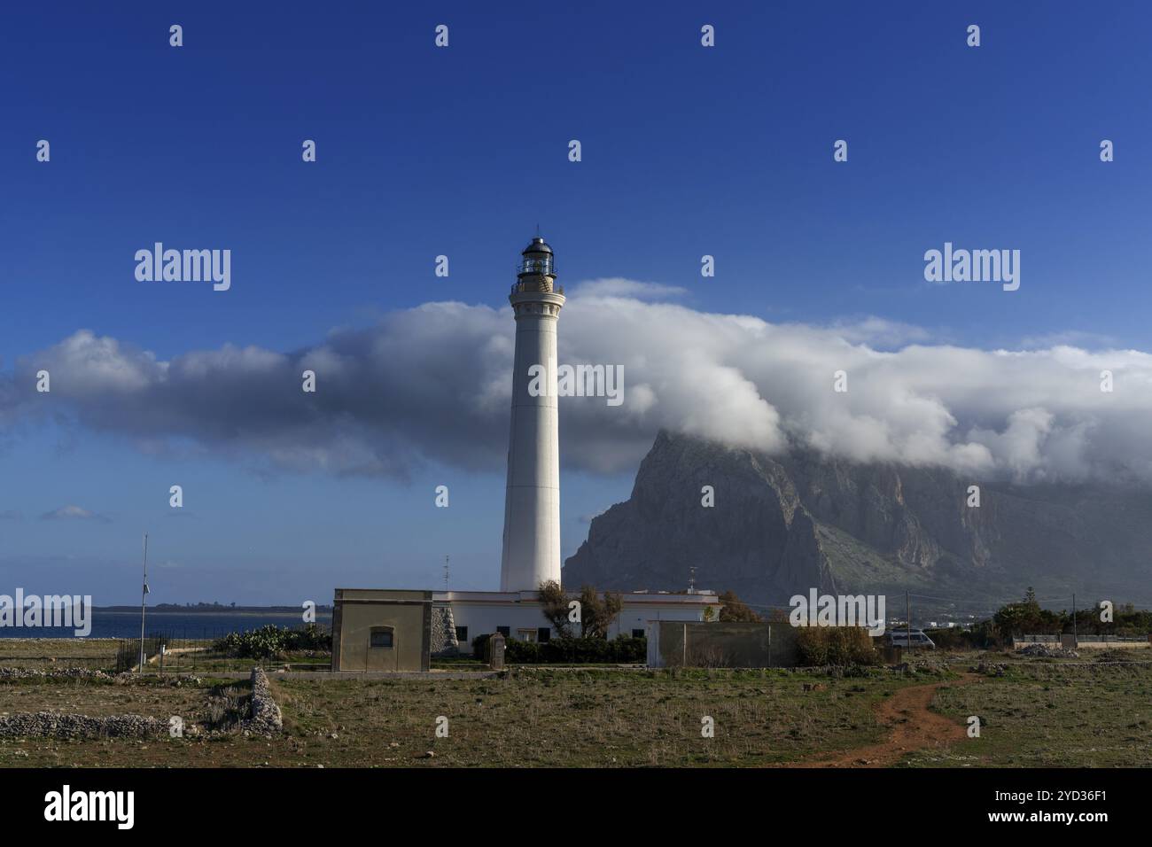 San Vito lo Capo, Italia, 4 gennaio, 2024: Veduta del faro di Capo San Vito con il Monte Monaco alle spalle nella Sicilia nord-occidentale, Europa Foto Stock