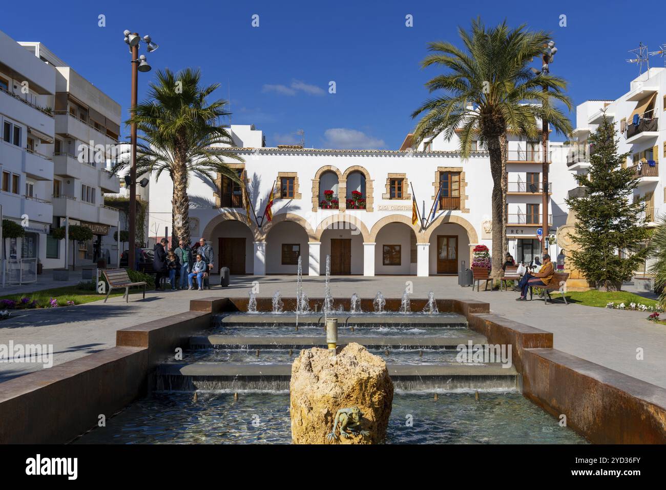 Santa Eulalia del Riu, Spagna, 3 febbraio 2024: Il municipio di Santa Eulalia del Riu con parco cittadino e fontane in primo piano, Europa Foto Stock