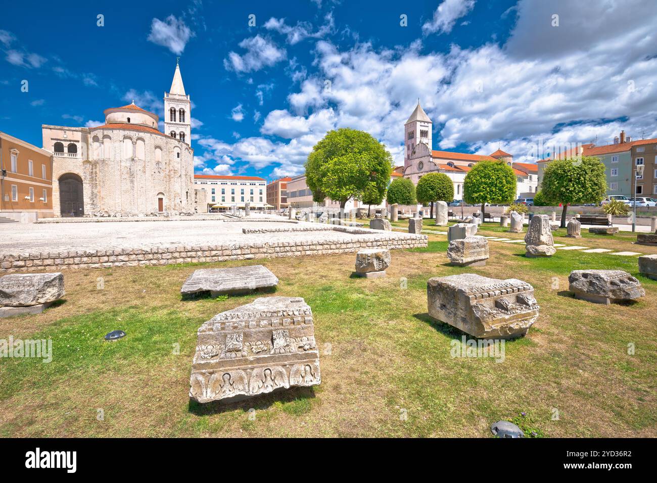 Zadar storici manufatti romani su piazza forma, Dalmazia regione della Croazia Foto Stock