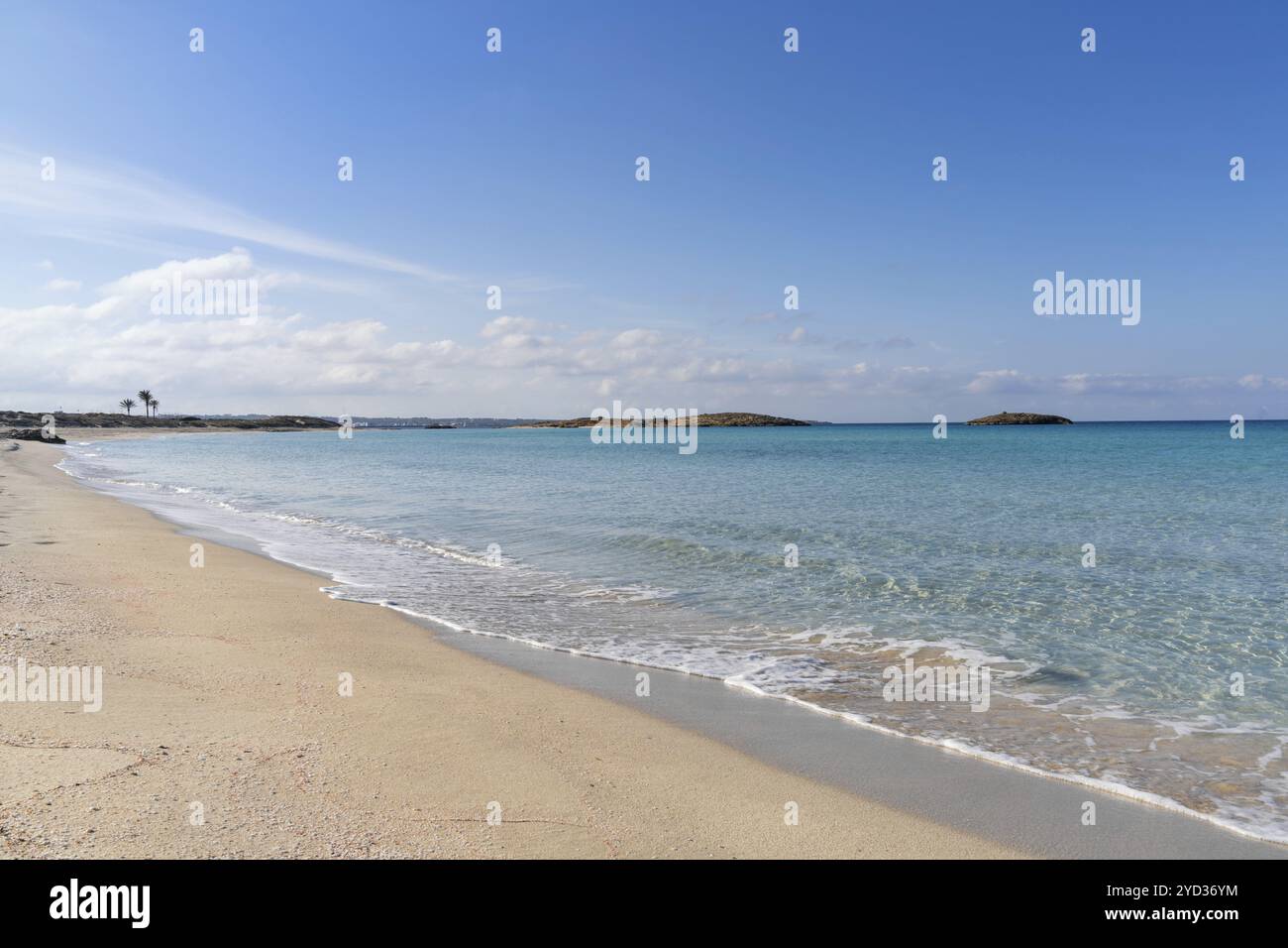 Una bellissima spiaggia di sabbia dorata vuota all'istmo Platja de Ses Illetes sull'isola di Formentera Foto Stock