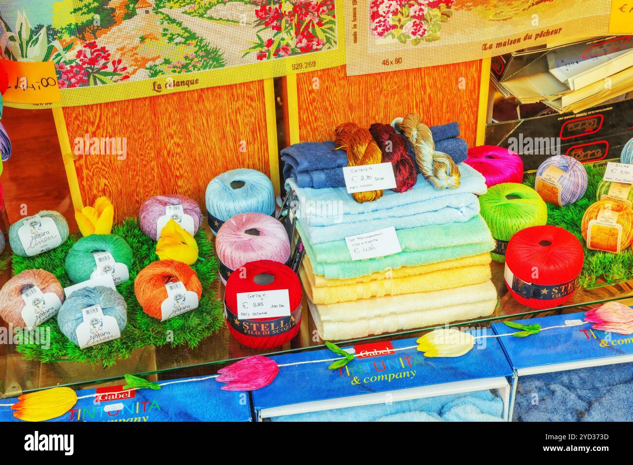 Roma, Italia - 09 Maggio 2017 : Shop di bright fili colorati, asciugamani e negozio di souvenir a Roma, Italia. Foto Stock