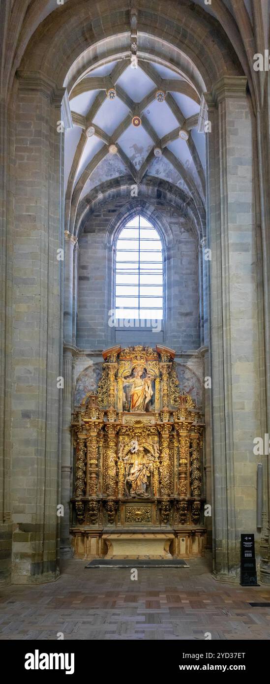 Astorga, Spagna, 12 aprile 2024: Panorama verticale della Cappella di Maria Maddalena nella Cattedrale di Santa Maria ad Astorga, Europa Foto Stock