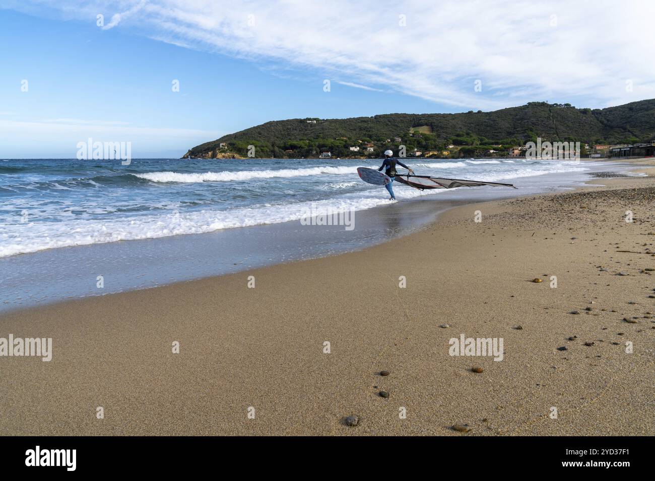 Procchio, Italia, 15 novembre 2023: Uomo che si prepara a fare windsurf alla spiaggia di Procchio sull'Isola d'Elba, Europa Foto Stock
