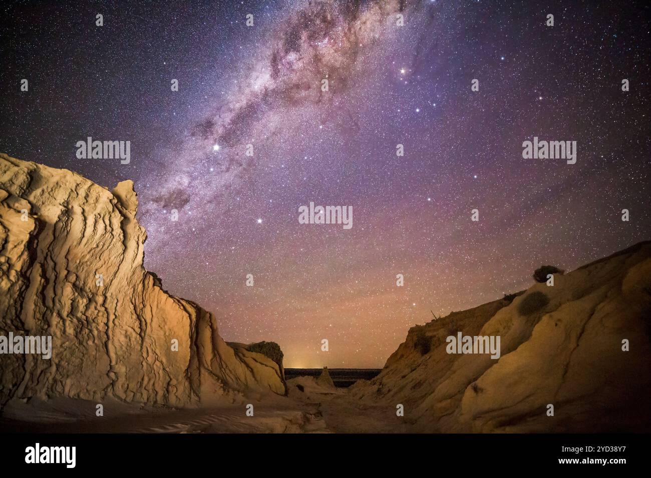 Cieli notturni sul paesaggio desertico Foto Stock