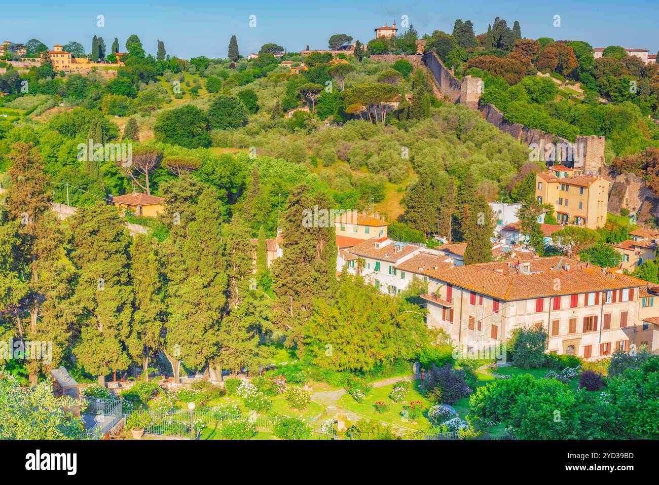 Vista di Firenze sull'altro lato del fiume Arno. L'Italia. Foto Stock