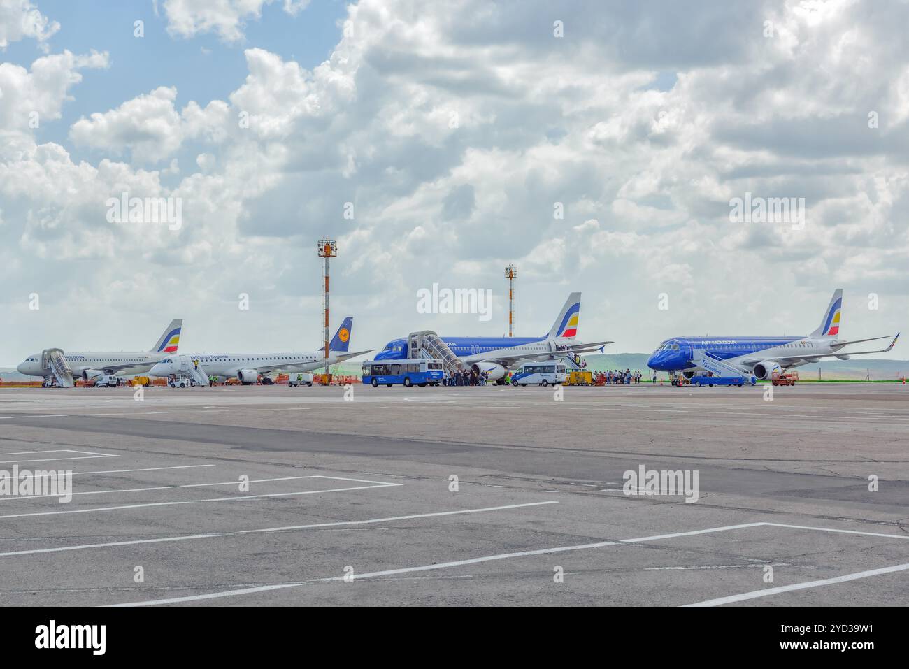 CHISINAU in Moldova - maggio 07,2017 : Airfield con aeromobili in aeroporto internazionale città di Chisinau ( Chisinau) , Repubblica di Moldavia. Foto Stock