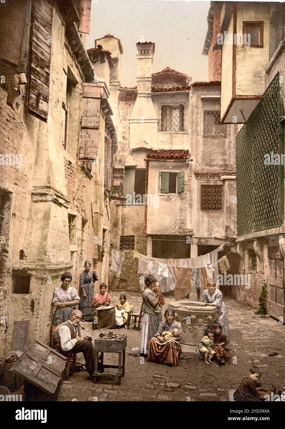 Antico cortile veneziano, Venezia, Italia, storico, riproduzione restaurata digitalmente da un originale del XIX secolo, data record non dichiarata Foto Stock