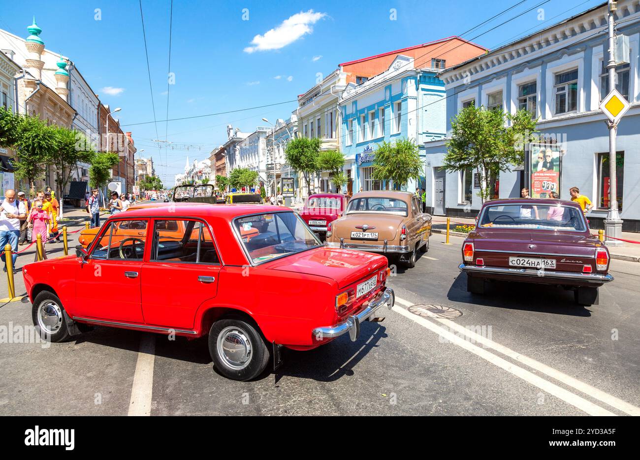 Samara, Russia - 12 giugno 2019: Le auto sovietiche retrò parcheggiate sulla strada della città Foto Stock