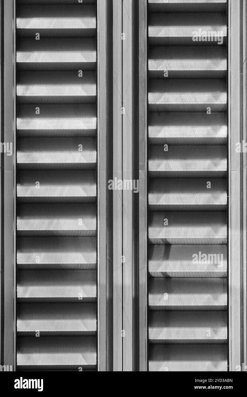 Scala mobile vista dall'alto. Infrastruttura della piattaforma interna del terminale. Prospettiva Foto Stock Scala mobile vista dall'alto. Infrastruttura della piattaforma interna del terminale. Prospettiva Foto Stock