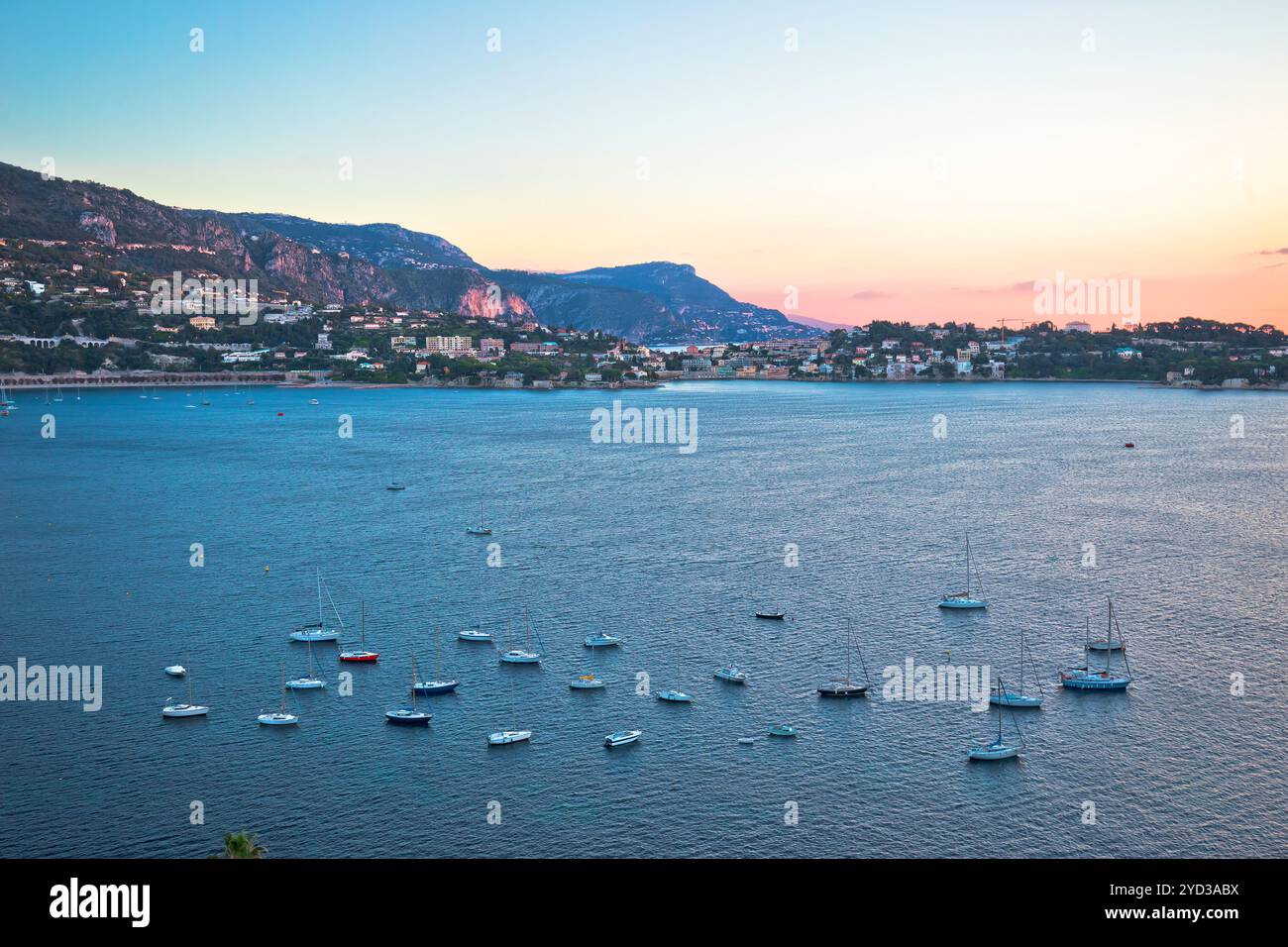 Villefranche sur Mer idilliaca baia della Costa Azzurra e vista dell'alba di Cap Ferrat Foto Stock
