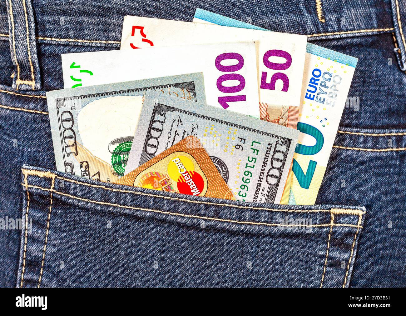 Diverse banconote in euro e in valuta americana con carta di credito Foto Stock