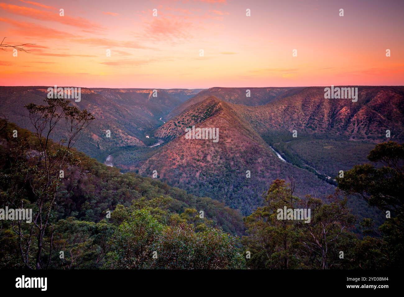 Vista sul fiume Shoalhaven e sulle montagne dell'Australia Foto Stock
