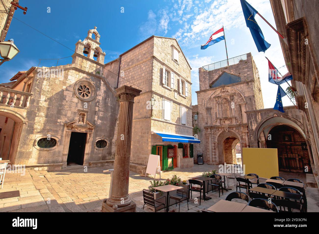 Korcula porta della città e vista sulla piazza in pietra, storica isola turistica destinazione Foto Stock