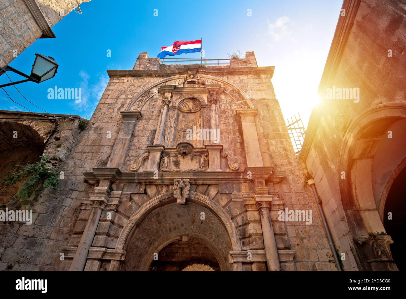 Korcula porta della città sole vista foschia, storica destinazione turistica Foto Stock