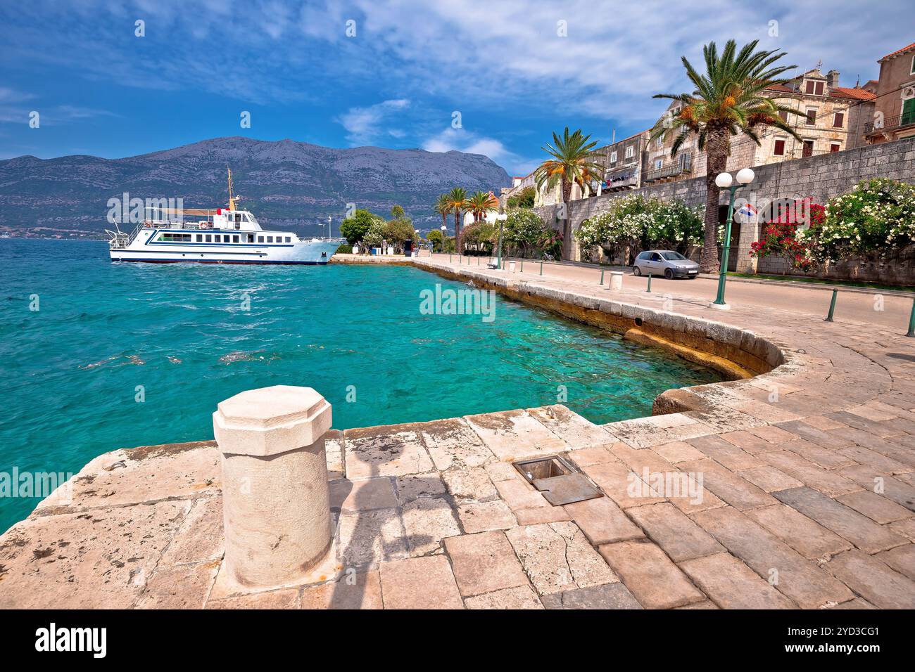 Storica città dell'isola di Korcula lungomare e le pareti in pietra vista Foto Stock