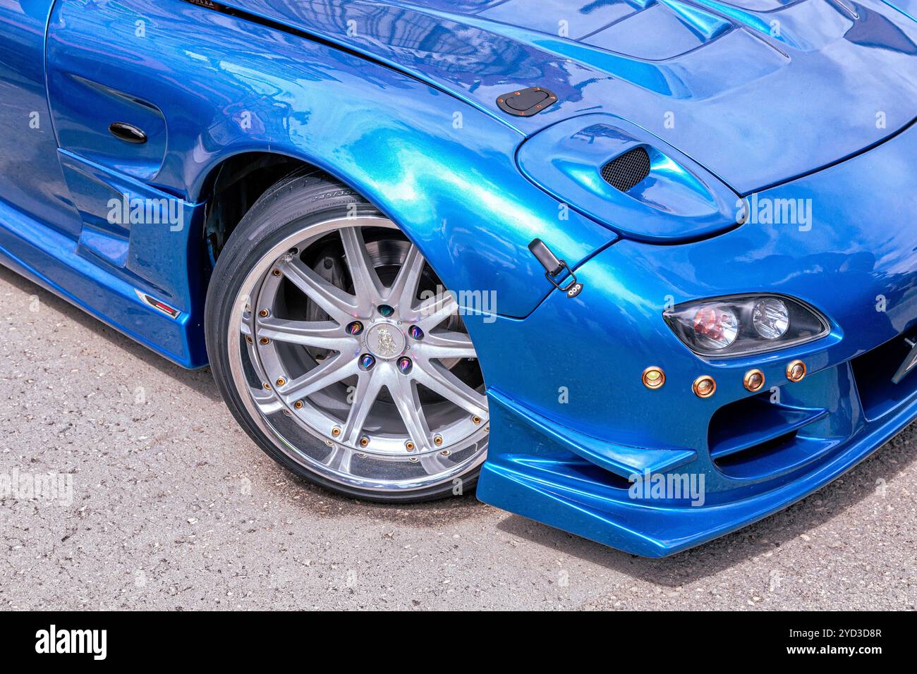 Ruota per auto moderna con disco in lega leggera con pneumatico a profilo basso Foto Stock