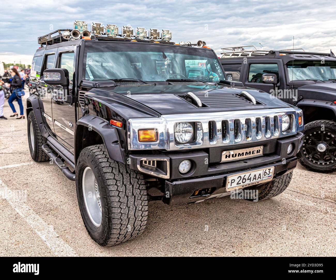 Parcheggio auto Hummer di lusso di colore nero sulla strada della città Foto Stock