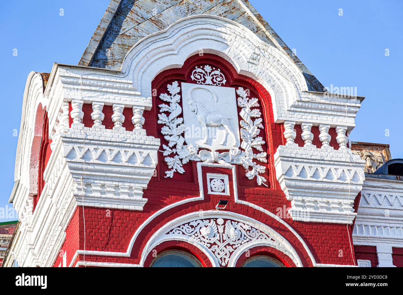 Stemma di Samara sulla facciata del teatro di Samara Foto Stock