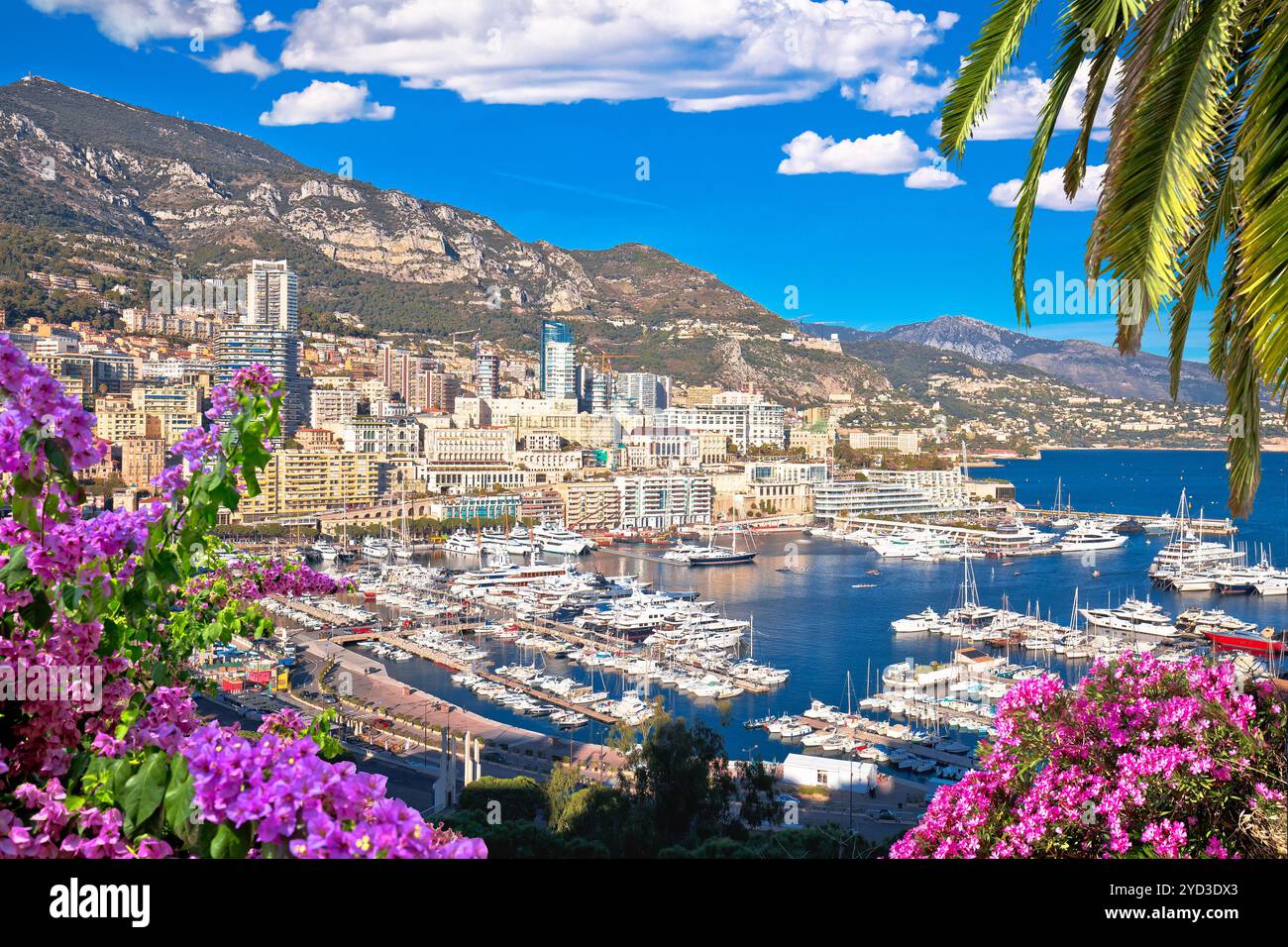 Il paesaggio urbano di Monaco e Monte Carlo e la vista del porto colorata Foto Stock
