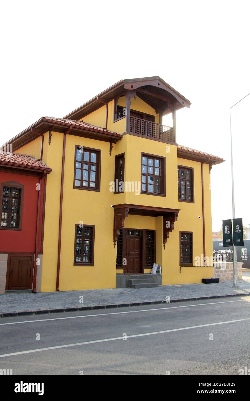 Case tradizionali turche nel distretto di Konya Sahibata. Le case sono state restaurate nel 2023. Foto Stock