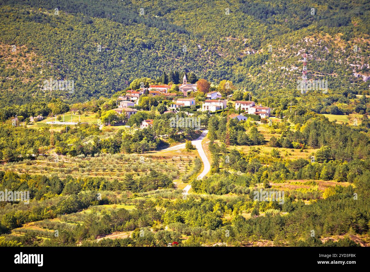 Villaggio di Sovinjak su idilliaca collina verde Foto Stock