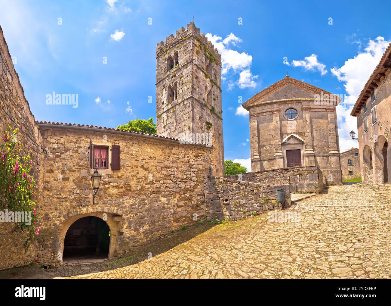 Ronzio. Storica piazza in pietra e chiesa nella cittadina più piccola del World Hum Foto Stock