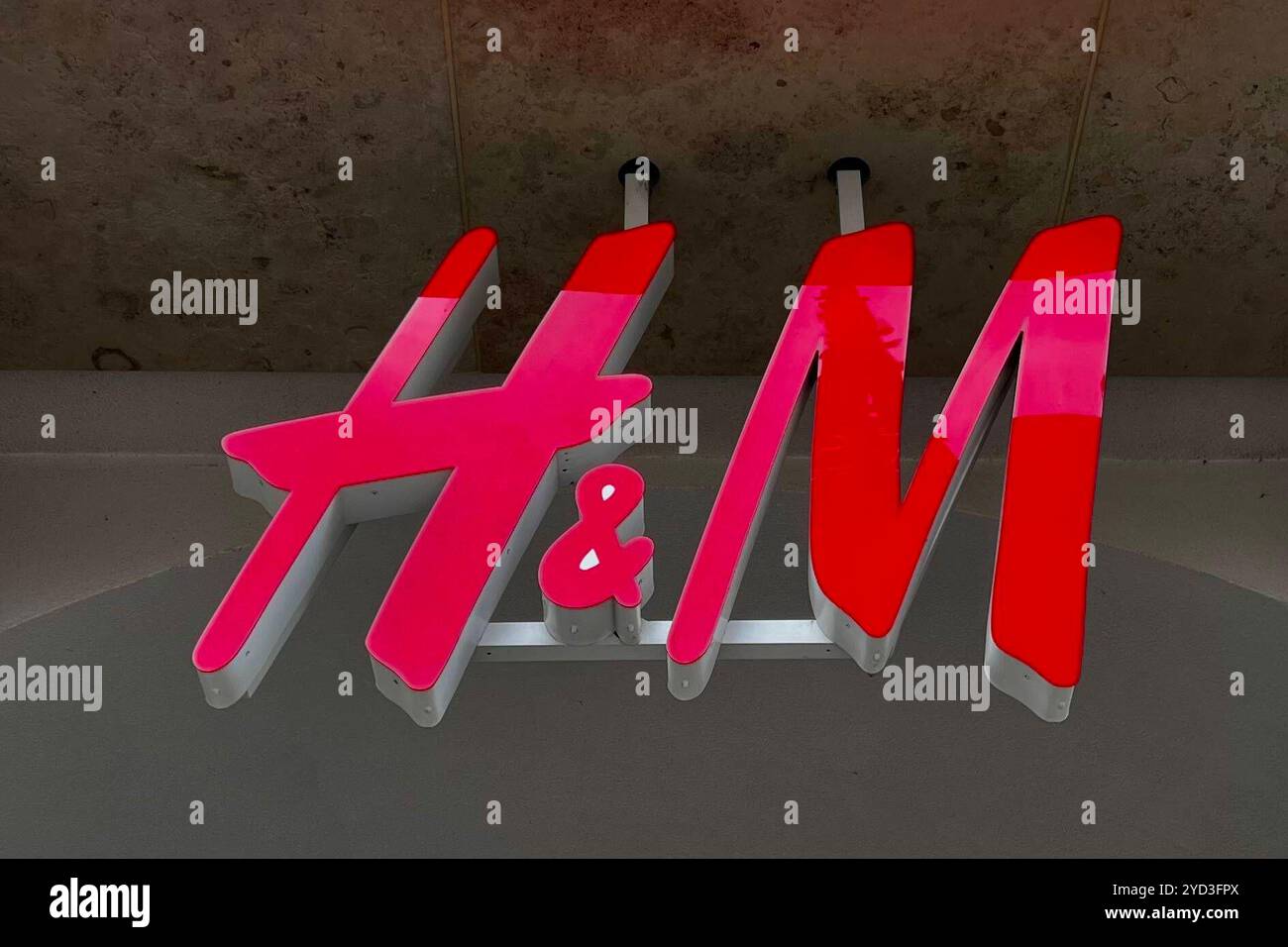 H&M, modalità, Fast Fashion, Nachhaltigkeit, Kollektionen, Umweltschutz, riciclaggio, Textilproduktion, soziale Verantwortung, Arbeitsbedingungen, Konsumverhalten, Preispolitik, globale Märkte, Diversität, saisonale Trends, Kundenbindung, negozio online, Verkaufszahlen, Markenimage, Werbekampagnen, Umweltschutzinitiativen, Kritiken, Transparenz, Verbraucherschutz, Umweltbewusstsein, politische Kampagnen, Aktivismus, Retourenpolitik, Influencer-Marketing, Shopping-Erlebnis, Preis-Leistungs-Verhältnis, Geschäftserweiterungen. *** H M, moda, fast fashion, sostenibilità, collezioni, protezione ambientale Foto Stock