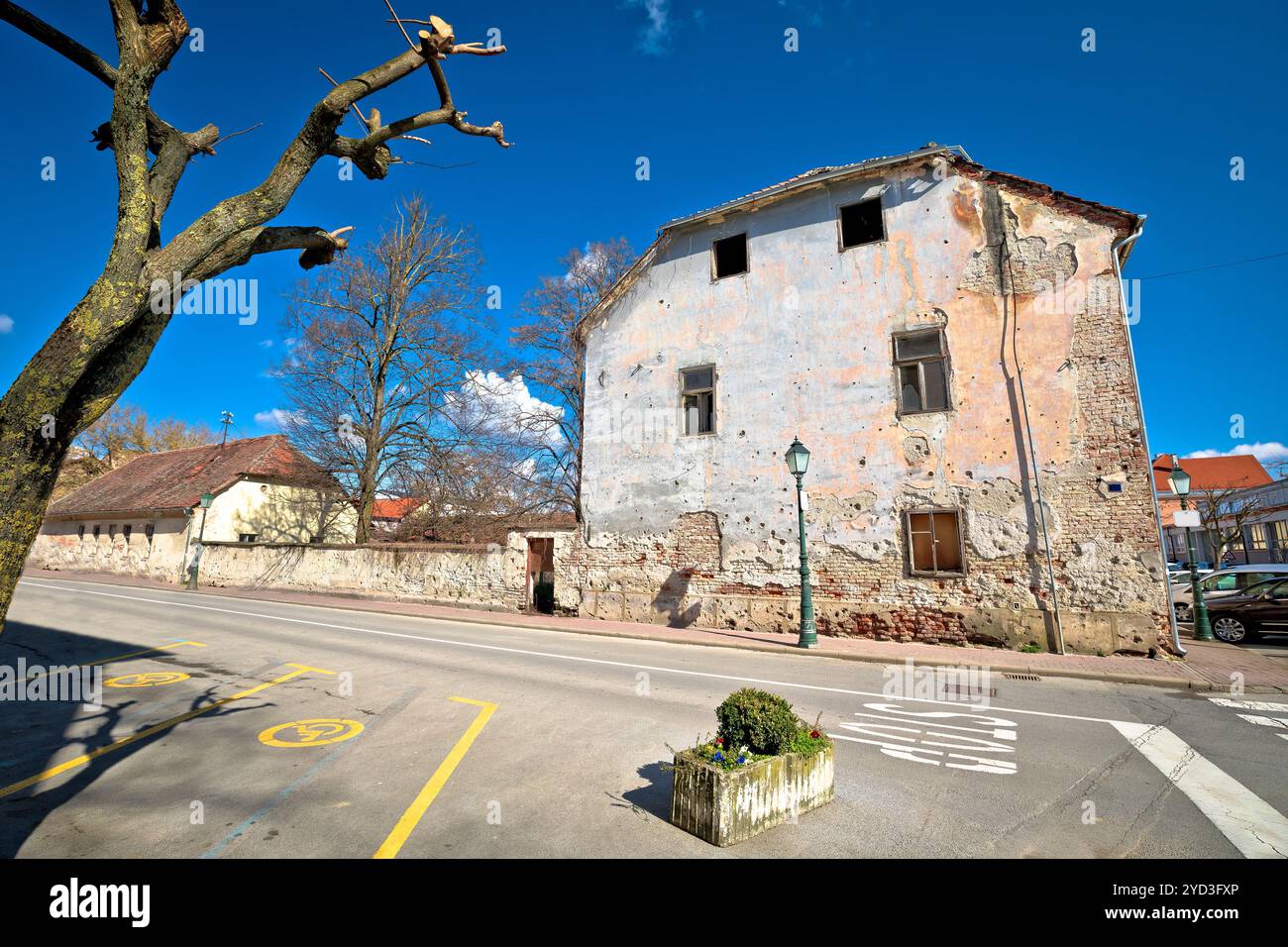 La città di Bjelovar Street, con i fori dei proiettili e la guerra, è ancora visibile Foto Stock