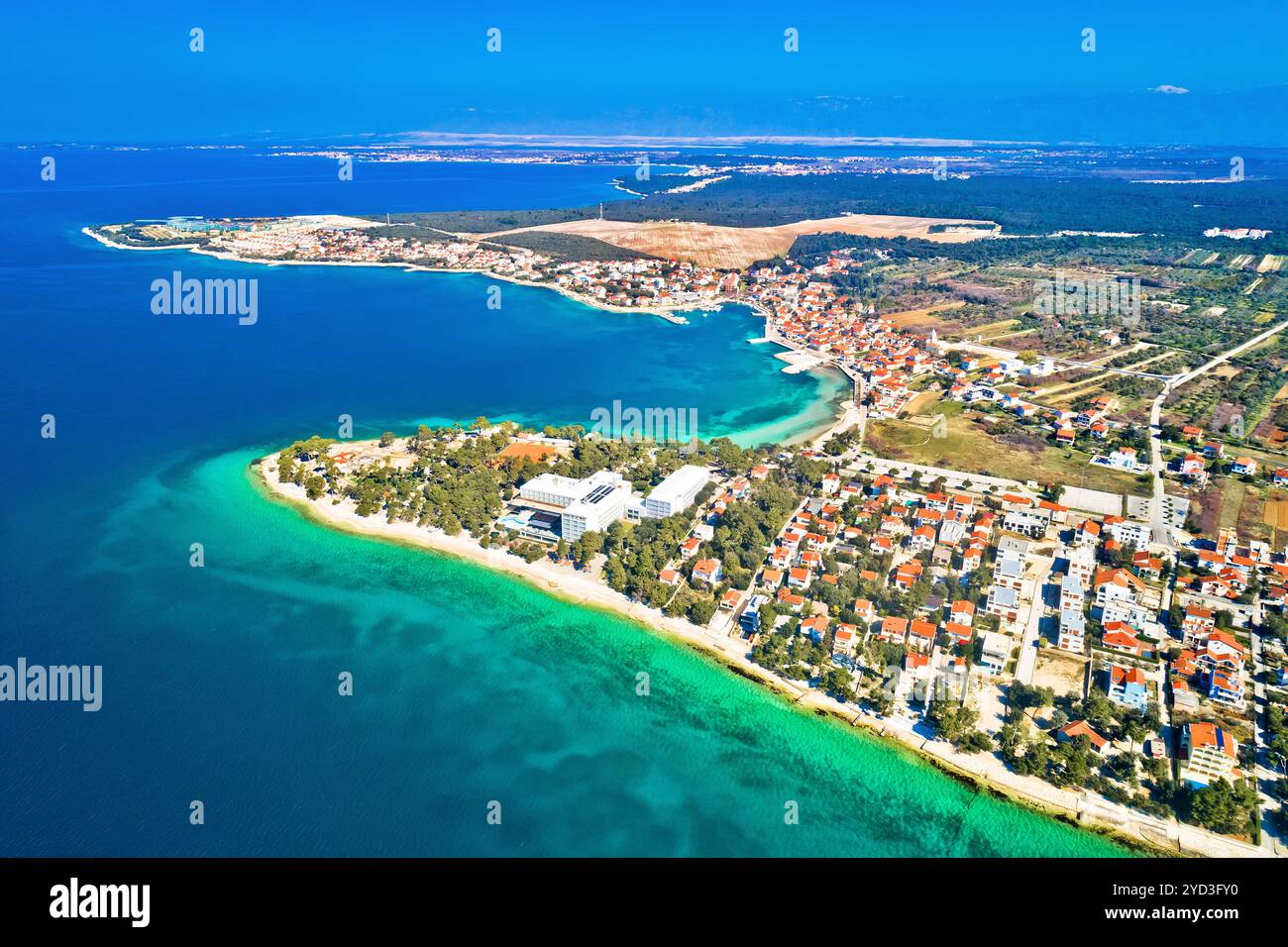 Vista panoramica aerea della costa del villaggio di Petrcane Foto Stock