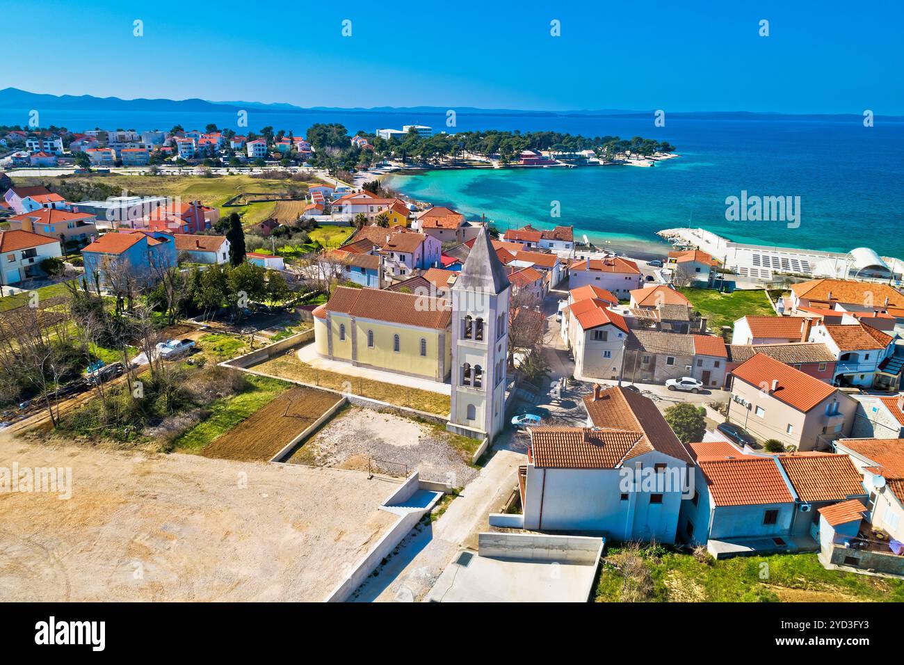 Petrcane Village, la chiesa della destinazione turistica e vista aerea sul lungomare Foto Stock