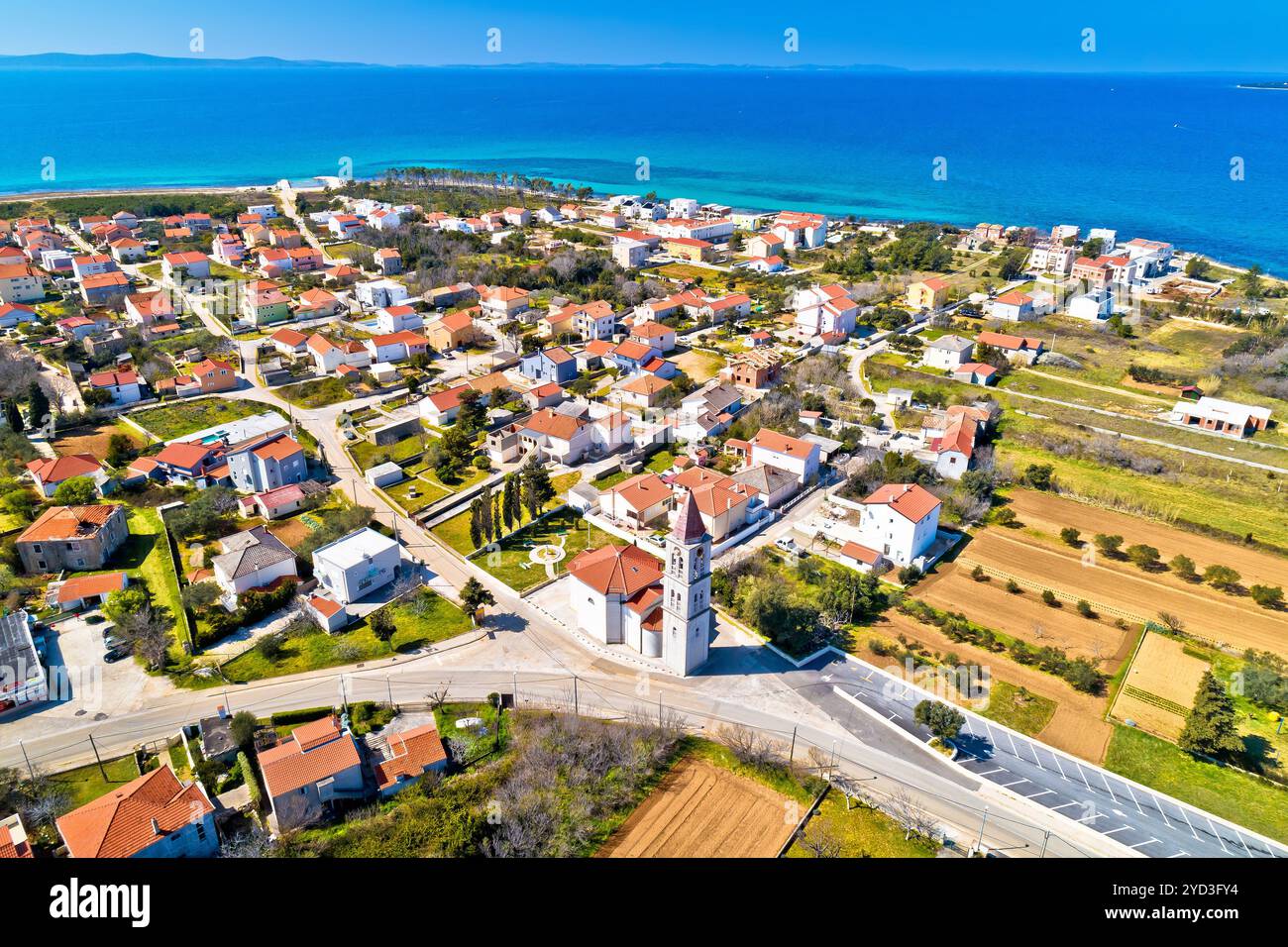Villaggio di Privlaka vicino alla chiesa della destinazione turistica di Zara e vista aerea sul lungomare Foto Stock