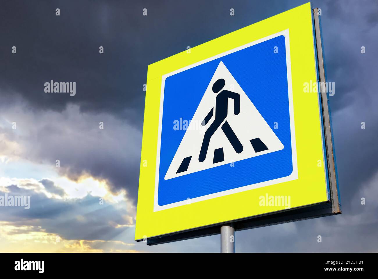 Cartello stradale attraversamento pedonale con nuvole Foto Stock